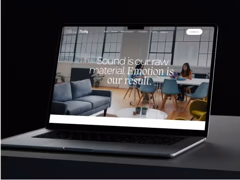 Diseño de sitio web mostrado en laptop